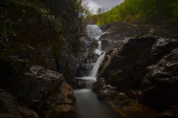 Vista Uma Cachoeira Espetacular Com Água Fluindo Muito Rápido Cachoeiras — Fotografia de Stock