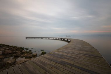 Sekapark, İzmit, Kocaeli. Deniz kıyısındaki güzel doğal park. Türkiye 'de gün batımı deniz manzarası.