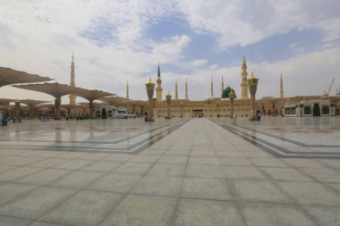 Mescid Nabawi veya Nabawi Camii Peygamber Medine'de (City Lights), Suudi Arabistan. Nabawi Camii Haram Camii (Mekke, Suudi Arabistan'Islam ' ın ikinci en kutsal Camii peşinde).