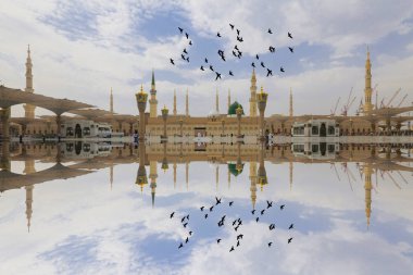 Mescid Nabawi veya Nabawi Camii Peygamber Medine'de (City Lights), Suudi Arabistan. Nabawi Camii Haram Camii (Mekke, Suudi Arabistan'Islam ' ın ikinci en kutsal Camii peşinde).