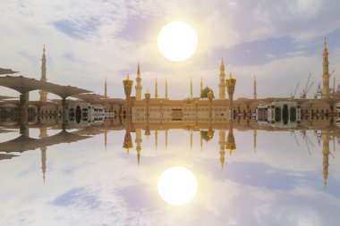 Mescid Nabawi veya Nabawi Camii Peygamber Medine'de (City Lights), Suudi Arabistan. Nabawi Camii Haram Camii (Mekke, Suudi Arabistan'Islam ' ın ikinci en kutsal Camii peşinde).