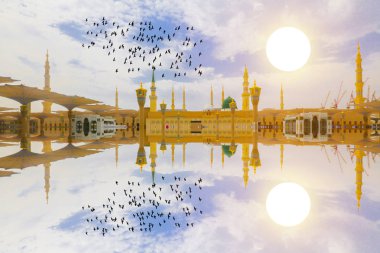 Mescid Nabawi veya Nabawi Camii Peygamber Medine'de (City Lights), Suudi Arabistan. Nabawi Camii Haram Camii (Mekke, Suudi Arabistan'Islam ' ın ikinci en kutsal Camii peşinde).