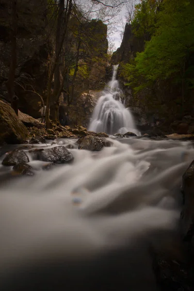 Blick Auf Einen Spektakulären Wasserfall Mit Sehr Schnell Fließendem Wasser — Stockfoto