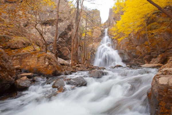 Çok hızlı akan su ile muhteşem bir şelale görünümü. Erikli şelaleleri, Yalova, Türkiye.