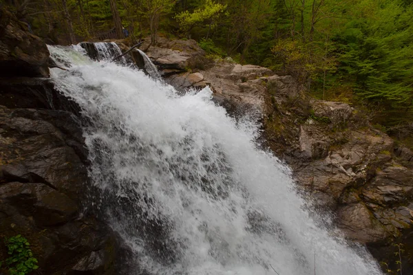 Blick Auf Einen Spektakulären Wasserfall Mit Sehr Schnell Fließendem Wasser — Stockfoto