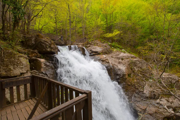 Vista Uma Cachoeira Espetacular Com Água Fluindo Muito Rápido Cachoeiras — Fotografia de Stock