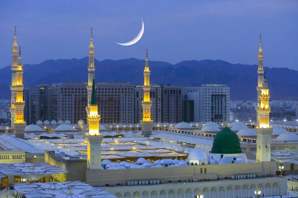 Mescid Nabawi veya Nabawi Camii Peygamber Medine'de (City Lights), Suudi Arabistan. Nabawi Camii Haram Camii (Mekke, Suudi Arabistan'Islam ' ın ikinci en kutsal Camii peşinde).