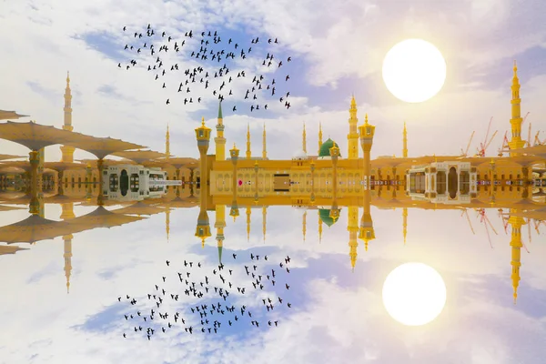 Mescid Nabawi veya Nabawi Camii Peygamber Medine'de (City Lights), Suudi Arabistan. Nabawi Camii Haram Camii (Mekke, Suudi Arabistan'Islam ' ın ikinci en kutsal Camii peşinde).