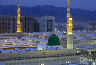 Mescid Nabawi veya Nabawi Camii Peygamber Medine'de (City Lights), Suudi Arabistan. Nabawi Camii Haram Camii (Mekke, Suudi Arabistan'Islam ' ın ikinci en kutsal Camii peşinde).