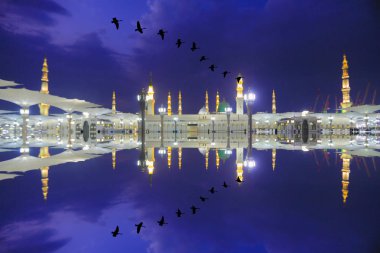 Mescid Nabawi veya Nabawi Camii Peygamber Medine'de (City Lights), Suudi Arabistan. Nabawi Camii Haram Camii (Mekke, Suudi Arabistan'Islam ' ın ikinci en kutsal Camii peşinde).