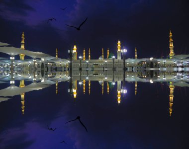 Mescid Nabawi veya Nabawi Camii Peygamber Medine'de (City Lights), Suudi Arabistan. Nabawi Camii Haram Camii (Mekke, Suudi Arabistan'Islam ' ın ikinci en kutsal Camii peşinde).