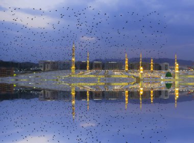 Mescid Nabawi veya Nabawi Camii Peygamber Medine'de (City Lights), Suudi Arabistan. Nabawi Camii Haram Camii (Mekke, Suudi Arabistan'Islam ' ın ikinci en kutsal Camii peşinde).