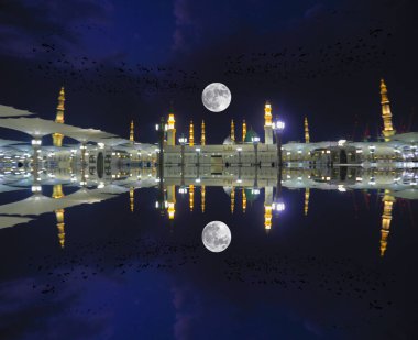Mescid Nabawi veya Nabawi Camii Peygamber Medine'de (City Lights), Suudi Arabistan. Nabawi Camii Haram Camii (Mekke, Suudi Arabistan'Islam ' ın ikinci en kutsal Camii peşinde).