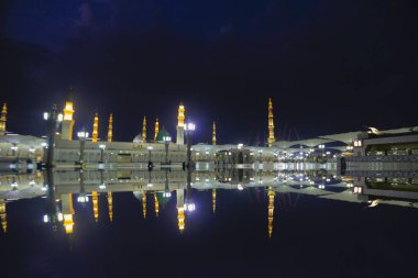 Mescid Nabawi veya Nabawi Camii Peygamber Medine'de (City Lights), Suudi Arabistan. Nabawi Camii Haram Camii (Mekke, Suudi Arabistan'Islam ' ın ikinci en kutsal Camii peşinde).