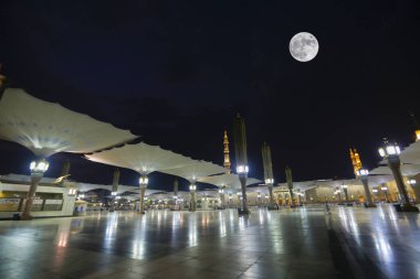 Mescid Nabawi veya Nabawi Camii Peygamber Medine'de (City Lights), Suudi Arabistan. Nabawi Camii Haram Camii (Mekke, Suudi Arabistan'Islam ' ın ikinci en kutsal Camii peşinde).