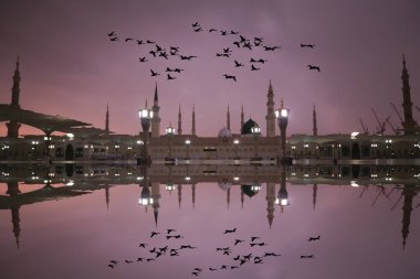 Mescid Nabawi veya Nabawi Camii Peygamber Medine'de (City Lights), Suudi Arabistan. Nabawi Camii Haram Camii (Mekke, Suudi Arabistan'Islam ' ın ikinci en kutsal Camii peşinde).