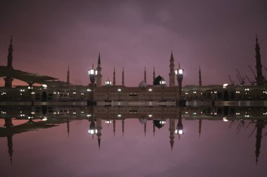 Mescid Nabawi veya Nabawi Camii Peygamber Medine'de (City Lights), Suudi Arabistan. Nabawi Camii Haram Camii (Mekke, Suudi Arabistan'Islam ' ın ikinci en kutsal Camii peşinde).