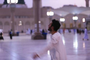 Mescid Nabawi veya Nabawi Camii Peygamber Medine'de (City Lights), Suudi Arabistan. Nabawi Camii Haram Camii (Mekke, Suudi Arabistan'Islam ' ın ikinci en kutsal Camii peşinde).