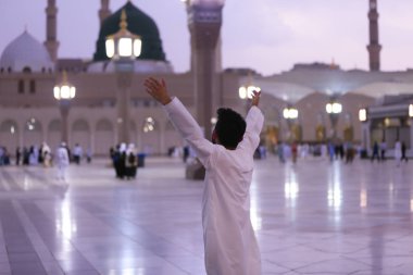Mescid Nabawi veya Nabawi Camii Peygamber Medine'de (City Lights), Suudi Arabistan. Nabawi Camii Haram Camii (Mekke, Suudi Arabistan'Islam ' ın ikinci en kutsal Camii peşinde).