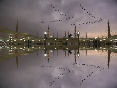 Mescid Nabawi veya Nabawi Camii Peygamber Medine'de (City Lights), Suudi Arabistan. Nabawi Camii Haram Camii (Mekke, Suudi Arabistan'Islam ' ın ikinci en kutsal Camii peşinde).