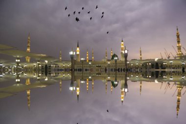 Mescid Nabawi veya Nabawi Camii Peygamber Medine'de (City Lights), Suudi Arabistan. Nabawi Camii Haram Camii (Mekke, Suudi Arabistan'Islam ' ın ikinci en kutsal Camii peşinde).