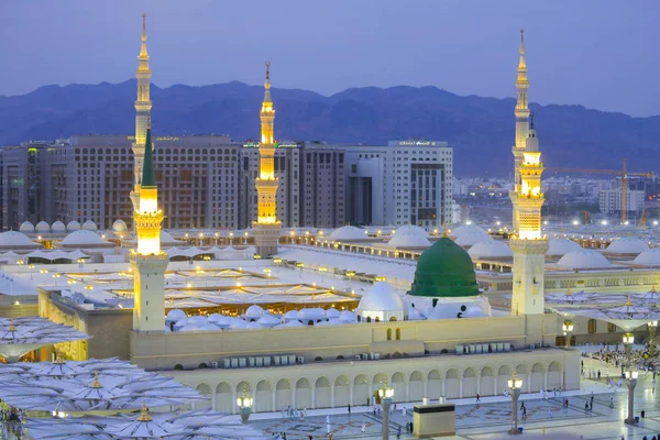 Mescid Nabawi veya Nabawi Camii Peygamber Medine'de (City Lights), Suudi Arabistan. Nabawi Camii Haram Camii (Mekke, Suudi Arabistan'Islam ' ın ikinci en kutsal Camii peşinde).
