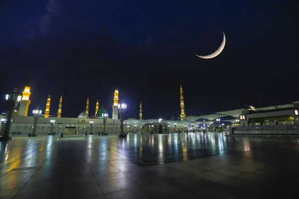 Mescid Nabawi veya Nabawi Camii Peygamber Medine'de (City Lights), Suudi Arabistan. Nabawi Camii Haram Camii (Mekke, Suudi Arabistan'Islam ' ın ikinci en kutsal Camii peşinde).