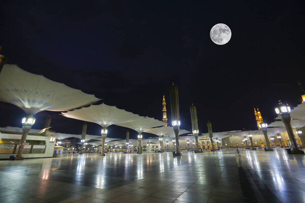 Мечеть Аль-Набави или мечеть Набави (Мечеть Пророка) в Медине (Город Огней), Саудовская Аравия. Мечеть Набави - вторая по святости мечеть Ислама после мечети Харам (в Мекке, Саудовская Аравия)
).