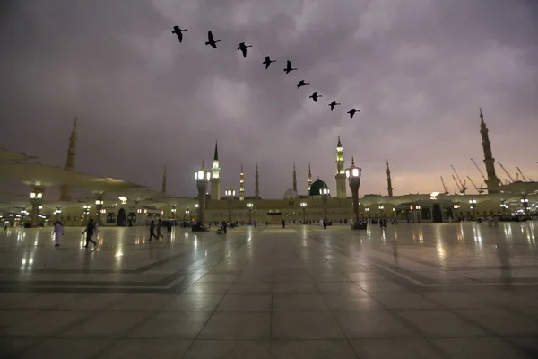 マスジド ナバウィやメディナ ライトの都市 サウジアラビアの預言者のモスク モスク 預言者のモスク 預言者のモスク モスクはハラーム モスク メッカ — ストック写真