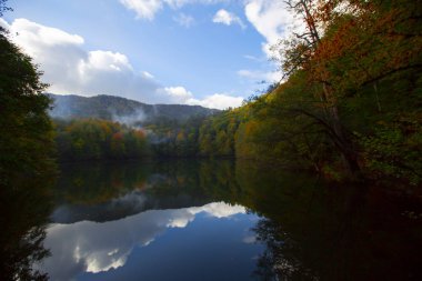 Yedigoller Park Bolu, Türkiye 'de sonbahar manzarası (yedi göl)