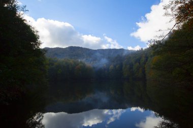 Yedigoller Park Bolu, Türkiye 'de sonbahar manzarası (yedi göl)