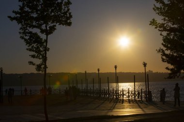 Kucukcekmece Gölü 'ndeki Kanarya kıyısından görüntü. Kucukcekmece Gölü, İstanbul ilinin Avrupa kesiminde, Türkiye 'nin kuzeybatısında yer alan bir göldür..
