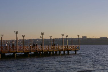 Kucukcekmece Gölü 'ndeki Kanarya kıyısından görüntü. Kucukcekmece Gölü, İstanbul ilinin Avrupa kesiminde, Türkiye 'nin kuzeybatısında yer alan bir göldür..