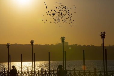 Kucukcekmece Gölü 'ndeki Kanarya kıyısından görüntü. Kucukcekmece Gölü, İstanbul ilinin Avrupa kesiminde, Türkiye 'nin kuzeybatısında yer alan bir göldür..