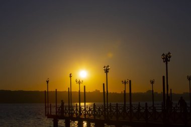 Kucukcekmece Gölü 'ndeki Kanarya kıyısından görüntü. Kucukcekmece Gölü, İstanbul ilinin Avrupa kesiminde, Türkiye 'nin kuzeybatısında yer alan bir göldür..