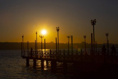 Kucukcekmece Gölü 'ndeki Kanarya kıyısından görüntü. Kucukcekmece Gölü, İstanbul ilinin Avrupa kesiminde, Türkiye 'nin kuzeybatısında yer alan bir göldür..