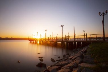 Kucukcekmece Gölü 'ndeki Kanarya kıyısından görüntü. Kucukcekmece Gölü, İstanbul ilinin Avrupa kesiminde, Türkiye 'nin kuzeybatısında yer alan bir göldür..