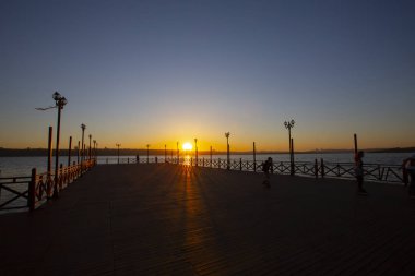 Kucukcekmece Gölü 'ndeki Kanarya kıyısından görüntü. Kucukcekmece Gölü, İstanbul ilinin Avrupa kesiminde, Türkiye 'nin kuzeybatısında yer alan bir göldür..