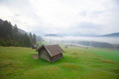 Bavyera alplerinin Karwendel Dağları'ndaki pastoral Geroldsee gölü.