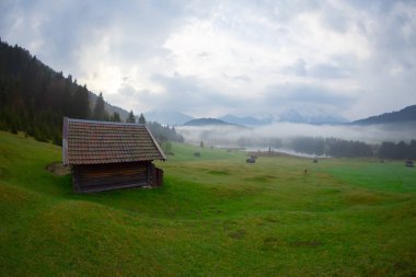 Bavyera alplerinin Karwendel Dağları'ndaki pastoral Geroldsee gölü.