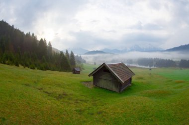 Bavyera alplerinin Karwendel Dağları'ndaki pastoral Geroldsee gölü.