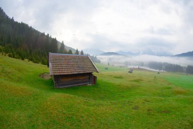 Bavyera alplerinin Karwendel Dağları'ndaki pastoral Geroldsee gölü.