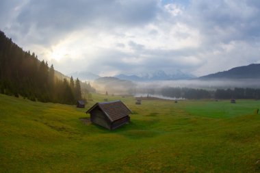 Bavyera alplerinin Karwendel Dağları'ndaki pastoral Geroldsee gölü.