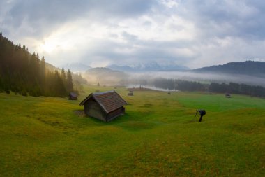 Bavyera alplerinin Karwendel Dağları'ndaki pastoral Geroldsee gölü.