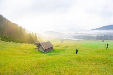 Bavyera alplerinin Karwendel Dağları'ndaki pastoral Geroldsee gölü.