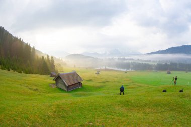 Bavyera alplerinin Karwendel Dağları'ndaki pastoral Geroldsee gölü.