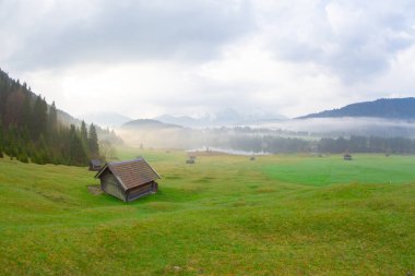 Bavyera alplerinin Karwendel Dağları'ndaki pastoral Geroldsee gölü.