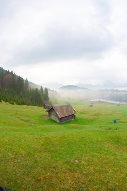 Bavyera alplerinin Karwendel Dağları'ndaki pastoral Geroldsee gölü.