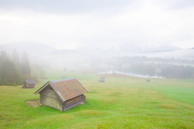 Bavyera alplerinin Karwendel Dağları'ndaki pastoral Geroldsee gölü.