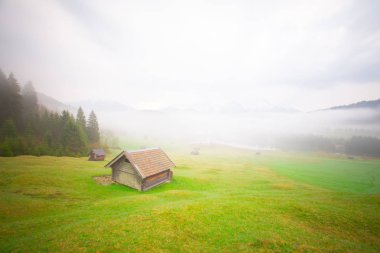 Bavyera alplerinin Karwendel Dağları'ndaki pastoral Geroldsee gölü.
